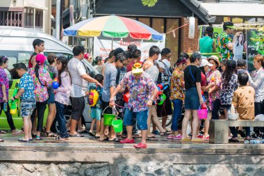 Chiangmai, Tayland - 13 Nisan: Songkran Festivali, turistler ve Tay insanlar üzerinde 13 Nisan 2017 yılında Chiangmai, Tayland sokakta su sıçramasına keyfini çıkarın