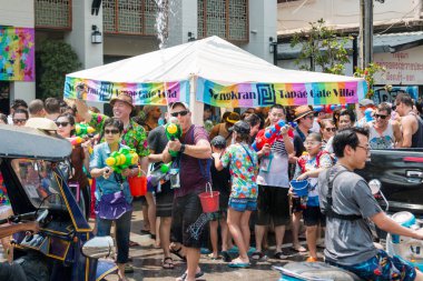 Chiangmai, Tayland - 13 Nisan: Songkran Festivali, turistler ve Tay insanlar üzerinde 13 Nisan 2017 yılında Chiangmai, Tayland sokakta su sıçramasına keyfini çıkarın
