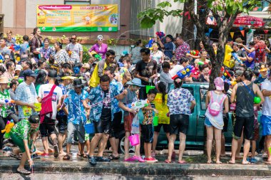 Chiangmai, Tayland - 13 Nisan: Songkran Festivali, turistler ve Tay insanlar üzerinde 13 Nisan 2017 yılında Chiangmai, Tayland sokakta su sıçramasına keyfini çıkarın