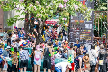 Chiangmai, Tayland - 13 Nisan: Songkran Festivali, turistler ve Tay insanlar üzerinde 13 Nisan 2017 yılında Chiangmai, Tayland sokakta su sıçramasına keyfini çıkarın