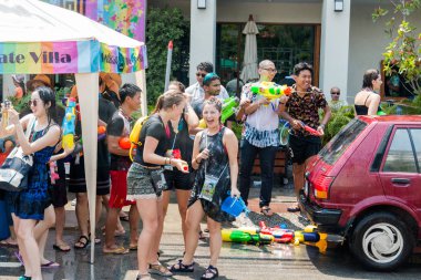 Chiangmai, Tayland - 13 Nisan: Songkran Festivali, turistler ve Tay insanlar üzerinde 13 Nisan 2017 yılında Chiangmai, Tayland sokakta su sıçramasına keyfini çıkarın
