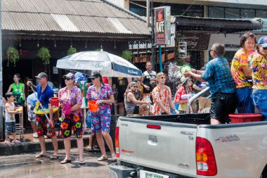Chiangmai, Tayland - 13 Nisan: Songkran Festivali, turistler ve Tay insanlar üzerinde 13 Nisan 2017 yılında Chiangmai, Tayland sokakta su sıçramasına keyfini çıkarın