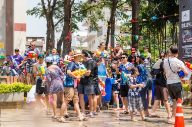 Chiangmai, Tayland - 13 Nisan: Songkran Festivali, turistler ve Tay insanlar üzerinde 13 Nisan 2017 yılında Chiangmai, Tayland sokakta su sıçramasına keyfini çıkarın