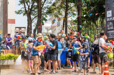 Chiangmai, Tayland - 13 Nisan: Songkran Festivali, turistler ve Tay insanlar üzerinde 13 Nisan 2017 yılında Chiangmai, Tayland sokakta su sıçramasına keyfini çıkarın