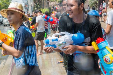 Chiangmai, Tayland - 13 Nisan: Songkran Festivali, turistler ve Tay insanlar üzerinde 13 Nisan 2017 yılında Chiangmai, Tayland sokakta su sıçramasına keyfini çıkarın