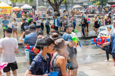 Chiangmai, Tayland - 13 Nisan: Songkran Festivali, turistler ve Tay insanlar üzerinde 13 Nisan 2017 yılında Chiangmai, Tayland sokakta su sıçramasına keyfini çıkarın