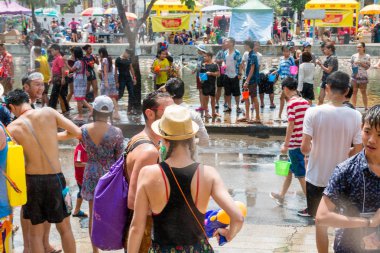 Chiangmai, Tayland - 13 Nisan: Songkran Festivali, turistler ve Tay insanlar üzerinde 13 Nisan 2017 yılında Chiangmai, Tayland sokakta su sıçramasına keyfini çıkarın