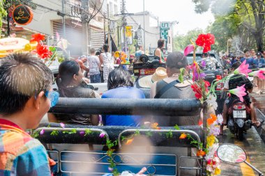 Chiangmai, Tayland - 13 Nisan: Songkran Festivali, turistler ve Tay insanlar üzerinde 13 Nisan 2017 yılında Chiangmai, Tayland sokakta su sıçramasına keyfini çıkarın