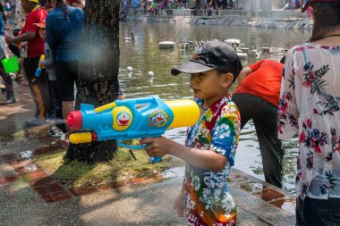 Chiangmai, Tayland - 13 Nisan: Songkran Festivali, turistler ve Tay insanlar üzerinde 13 Nisan 2017 yılında Chiangmai, Tayland sokakta su sıçramasına keyfini çıkarın