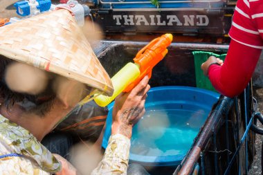 Chiangmai, Tayland - 13 Nisan: Songkran Festivali, turistler ve Tay insanlar üzerinde 13 Nisan 2017 yılında Chiangmai, Tayland sokakta su sıçramasına keyfini çıkarın