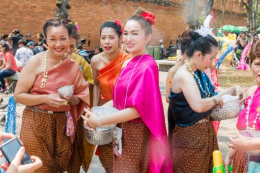 Chiangmai, Tayland - 13 Nisan: Songkran Festivali, turistler ve Tay insanlar üzerinde 13 Nisan 2017 yılında Chiangmai, Tayland sokakta su sıçramasına keyfini çıkarın
