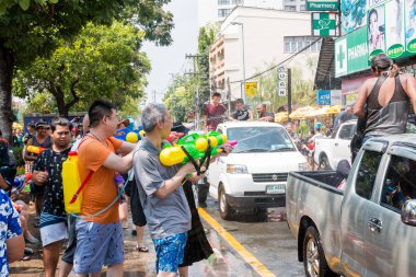Chiangmai, Tayland - 13 Nisan: Songkran Festivali, turistler ve Tay insanlar üzerinde 13 Nisan 2017 yılında Chiangmai, Tayland sokakta su sıçramasına keyfini çıkarın