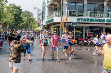 Chiangmai, Tayland - 13 Nisan: Songkran Festivali, turistler ve Tay insanlar üzerinde 13 Nisan 2017 yılında Chiangmai, Tayland sokakta su sıçramasına keyfini çıkarın
