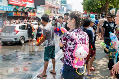 Chiangmai, Tayland - 13 Nisan: Songkran Festivali, turistler ve Tay insanlar üzerinde 13 Nisan 2017 yılında Chiangmai, Tayland sokakta su sıçramasına keyfini çıkarın