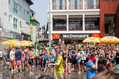 Chiangmai, Tayland - 13 Nisan: Songkran Festivali, turistler ve Tay insanlar üzerinde 13 Nisan 2017 yılında Chiangmai, Tayland sokakta su sıçramasına keyfini çıkarın