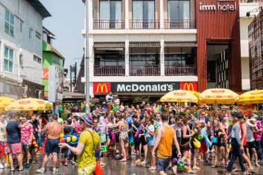 Chiangmai, Tayland - 13 Nisan: Songkran Festivali, turistler ve Tay insanlar üzerinde 13 Nisan 2017 yılında Chiangmai, Tayland sokakta su sıçramasına keyfini çıkarın