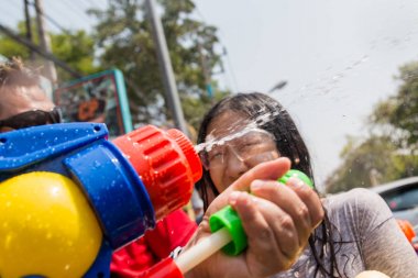 Chiangmai, Tayland - 13 Nisan: Songkran Festivali, turistler ve Tay insanlar üzerinde 13 Nisan 2017 yılında Chiangmai, Tayland sokakta su sıçramasına keyfini çıkarın