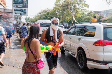 Chiangmai, Tayland - 13 Nisan: Songkran Festivali, turistler ve Tay insanlar üzerinde 13 Nisan 2017 yılında Chiangmai, Tayland sokakta su sıçramasına keyfini çıkarın