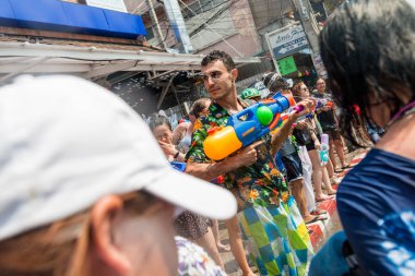 Chiangmai, Tayland - 13 Nisan: Songkran Festivali, turistler ve Tay insanlar üzerinde 13 Nisan 2017 yılında Chiangmai, Tayland sokakta su sıçramasına keyfini çıkarın
