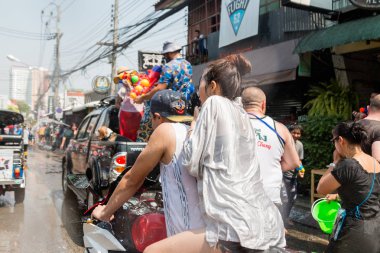 Chiangmai, Tayland - 13 Nisan: Songkran Festivali, turistler ve Tay insanlar üzerinde 13 Nisan 2017 yılında Chiangmai, Tayland sokakta su sıçramasına keyfini çıkarın
