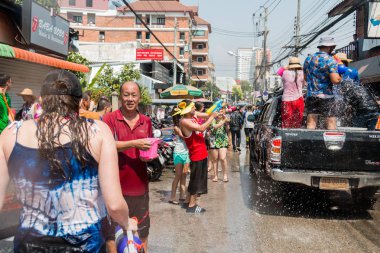 Chiangmai, Tayland - 13 Nisan: Songkran Festivali, turistler ve Tay insanlar üzerinde 13 Nisan 2017 yılında Chiangmai, Tayland sokakta su sıçramasına keyfini çıkarın