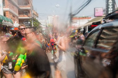 Chiangmai, Tayland - 13 Nisan: Songkran Festivali, turistler ve Tay insanlar üzerinde 13 Nisan 2017 yılında Chiangmai, Tayland sokakta su sıçramasına keyfini çıkarın