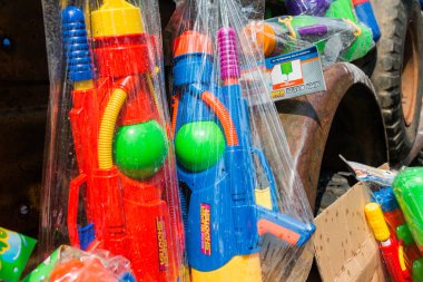 Chiangmai, Tayland - 13 Nisan: Songkran Festivali, turistler ve Tay insanlar üzerinde 13 Nisan 2017 yılında Chiangmai, Tayland sokakta su sıçramasına keyfini çıkarın