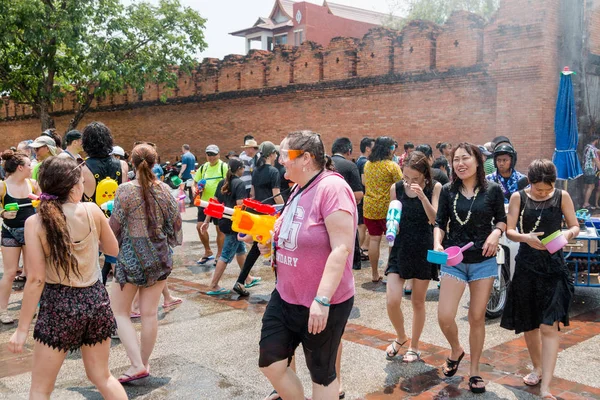Chiangmai, Tayland - 13 Nisan: Songkran Festivali, turistler ve Tay insanlar üzerinde 13 Nisan 2017 yılında Chiangmai, Tayland sokakta su sıçramasına keyfini çıkarın