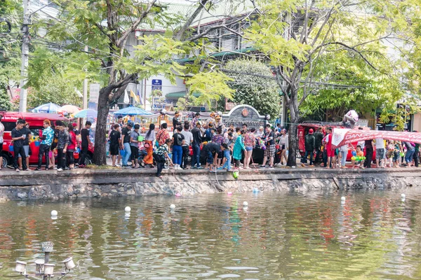 Chiangmai, Tailândia - Abr 13: Festival de Songkran, Turistas e tailandeses gostam de mergulhar água na rua em Abr 13, 2017 em Chiangmai, Tailândia — Fotografia de Stock