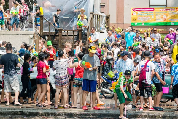 Chiangmai, Tayland - 13 Nisan: Songkran Festivali, turistler ve Tay insanlar üzerinde 13 Nisan 2017 yılında Chiangmai, Tayland sokakta su sıçramasına keyfini çıkarın