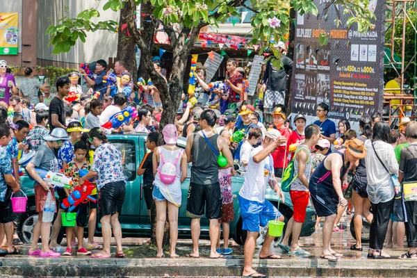Chiangmai, Thailand - Apr 13: Songkran festival, turister och thailändare njuta av vattenstänk på gatan 13 Apr 2017 i Chiang Mai, Thailand — Stockfoto