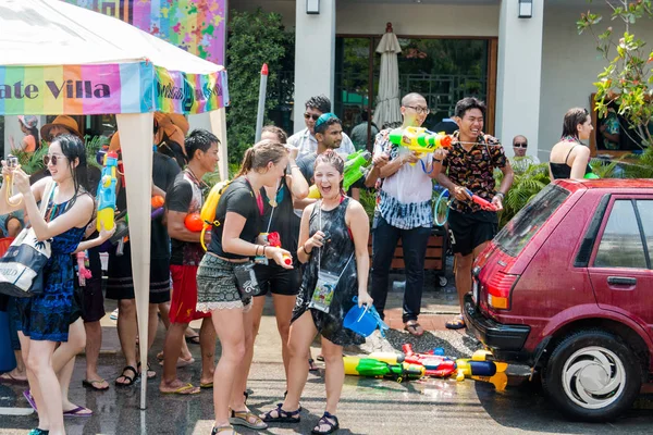 Chiangmai, Tayland - 13 Nisan: Songkran Festivali, turistler ve Tay insanlar üzerinde 13 Nisan 2017 yılında Chiangmai, Tayland sokakta su sıçramasına keyfini çıkarın