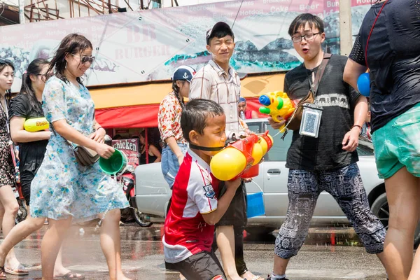 Chiangmai, Thailand - Apr 13: Songkran festival, Tourists and Thai people enjoy splashing water on the street on Apr 13, 2017 in Chiangmai, Thailand — стоковое фото