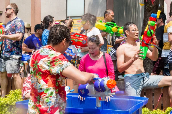 Chiangmai, Thaïlande - 13 avril : Songkran festival, Touristes et Thaïlandais aiment éclabousser l'eau dans la rue le 13 avril 2017 à Chiangmai, Thaïlande — Photo