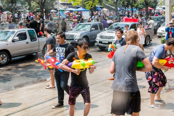 Chiangmai, Thailand - Apr 13: Songkran festival, Tourists and Thai people enjoy splashing water on the street on Apr 13, 2017 in Chiangmai, Thailand — стоковое фото