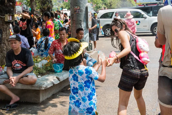 Chiangmai, Thaïlande - 13 avril : Songkran festival, Touristes et Thaïlandais aiment éclabousser l'eau dans la rue le 13 avril 2017 à Chiangmai, Thaïlande — Photo