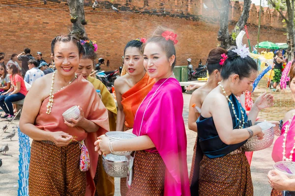 Chiangmai, Thailand - Apr 13: Songkran festival, turister och thailändare njuta av vattenstänk på gatan 13 Apr 2017 i Chiang Mai, Thailand — Stockfoto