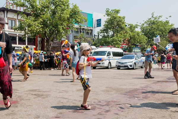 Chiangmai, Thailand - Apr 13: Songkran festival, Tourists and Thai people enjoy splashing water on the street on Apr 13, 2017 in Chiangmai, Thailand — стоковое фото
