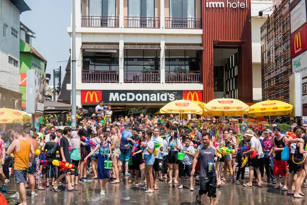 Chiangmai, Thailand - Apr 13: Songkran festival, Tourists and Thai people enjoy splashing water on the street on Apr 13, 2017 in Chiangmai, Thailand — стоковое фото