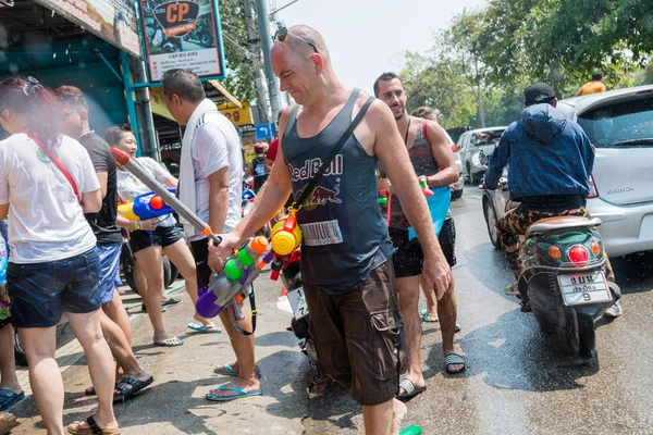 Chiangmai, Thailand - Apr 13: Songkran festival, Tourists and Thai people enjoy splashing water on the street on Apr 13, 2017 in Chiangmai, Thailand — стоковое фото