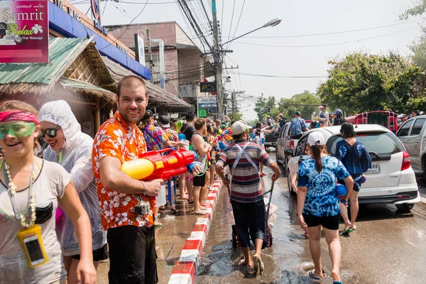 Chiangmai, Thailand - Apr 13: Songkran festival, Tourists and Thai people enjoy splashing water on the street on Apr 13, 2017 in Chiangmai, Thailand — стоковое фото