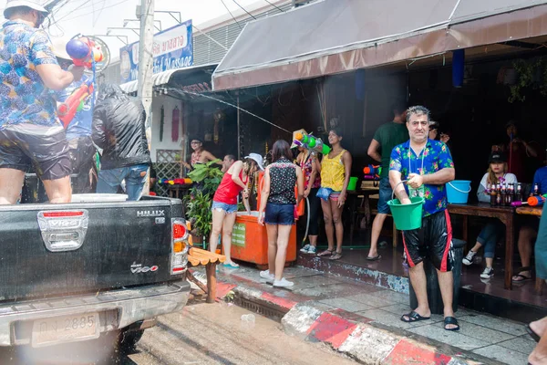 Chiangmai, Tayland - 13 Nisan: Songkran Festivali, turistler ve Tay insanlar üzerinde 13 Nisan 2017 yılında Chiangmai, Tayland sokakta su sıçramasına keyfini çıkarın
