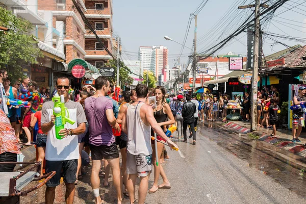 Chiangmai, Thailand - Apr 13: Songkran festival, Tourists and Th — стоковое фото