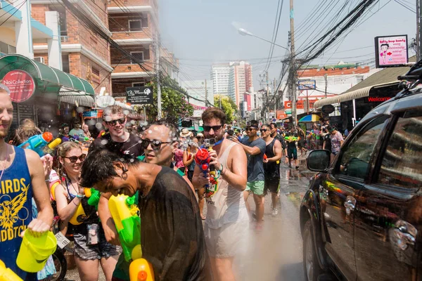 Chiangmai, Thailand - Apr 13: Songkran festival, Tourists and Th — стоковое фото