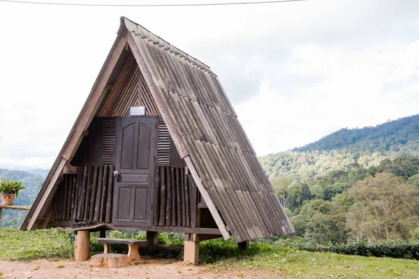 Pequeña casa de madera en Chiangmai, Tailandia — Foto de Stock