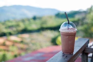 Ahşap bir masa buzlu çikolata 