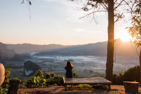 Genç kadın Phu akciğer ka dağ Sunrise yüksek seyrediyor