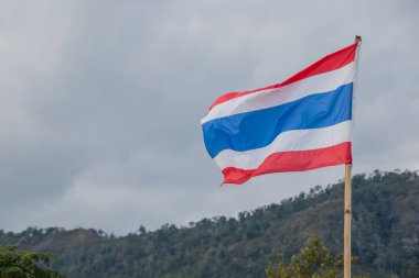 Tayland bayrağı ile gökyüzü. Kırmızı beyaz ve mavi bayrak.