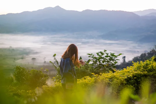Genç kadın Phu akciğer ka, Tayland dağ Sunrise yüksek seyrediyor