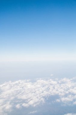 Mavi gökyüzü bulutlar arka plan ile. uçaktan görüntüleme